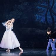 Oživlá Giselle (Ksenia Ovsyanicková) i přes zradu stále miluje Albrechta (Alejandro Virelles). Po společně protancované noci mu předává svou vlastní sílu, aby zrušila krutou pomstu víl a zachránila ho před smrtelným vyčerpáním.