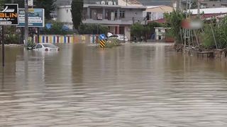 Při povodních v Turecku voda tekla skrz dům na ulici jako vodopád