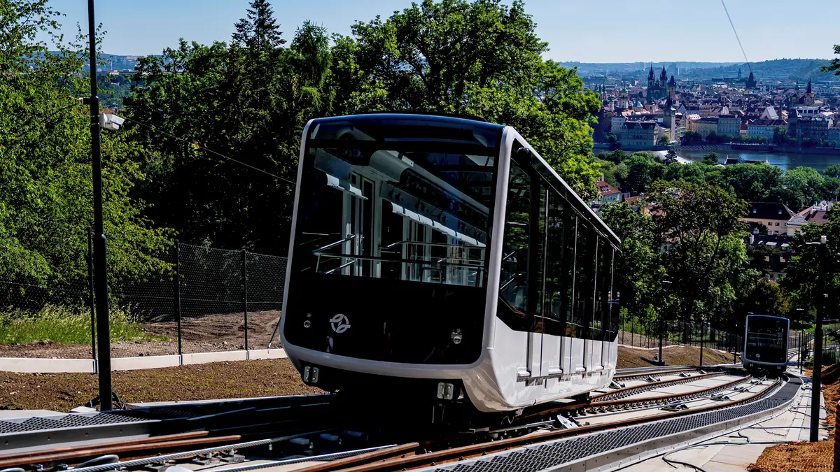 FOTO: Konec skrývání. Novou lanovku na Petřín už ukázali celou