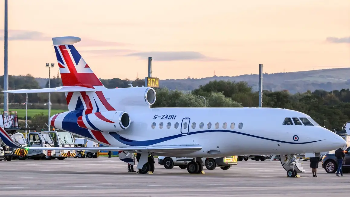 Letoun s britským ministrem obrany se dostal do spárů ruských rušiček