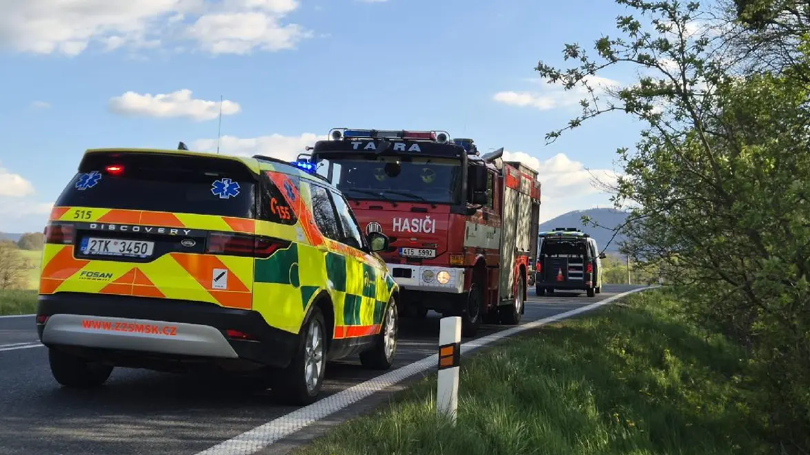 Náctiletý motorkář na Frýdecko-Místecku jel v noci podle navigace, boural a vážně se zranil