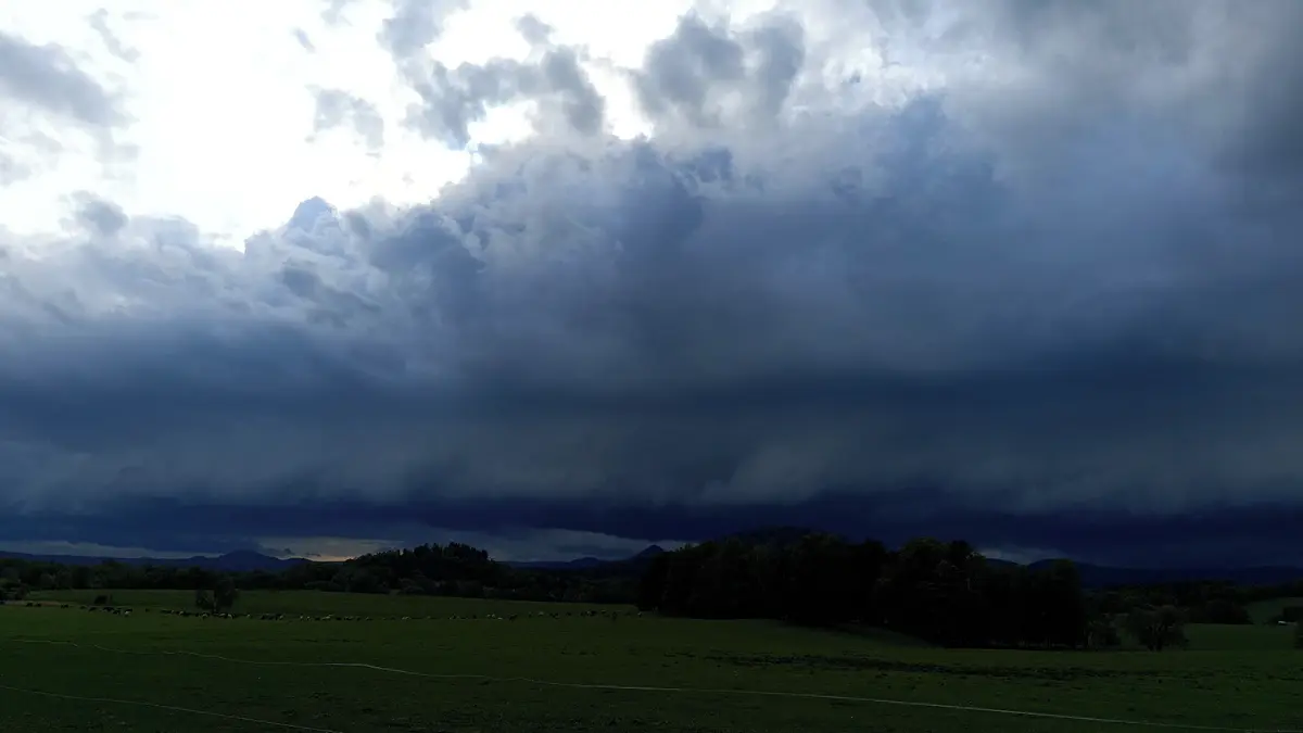 Libereckem se prohnal impozantní roll cloud