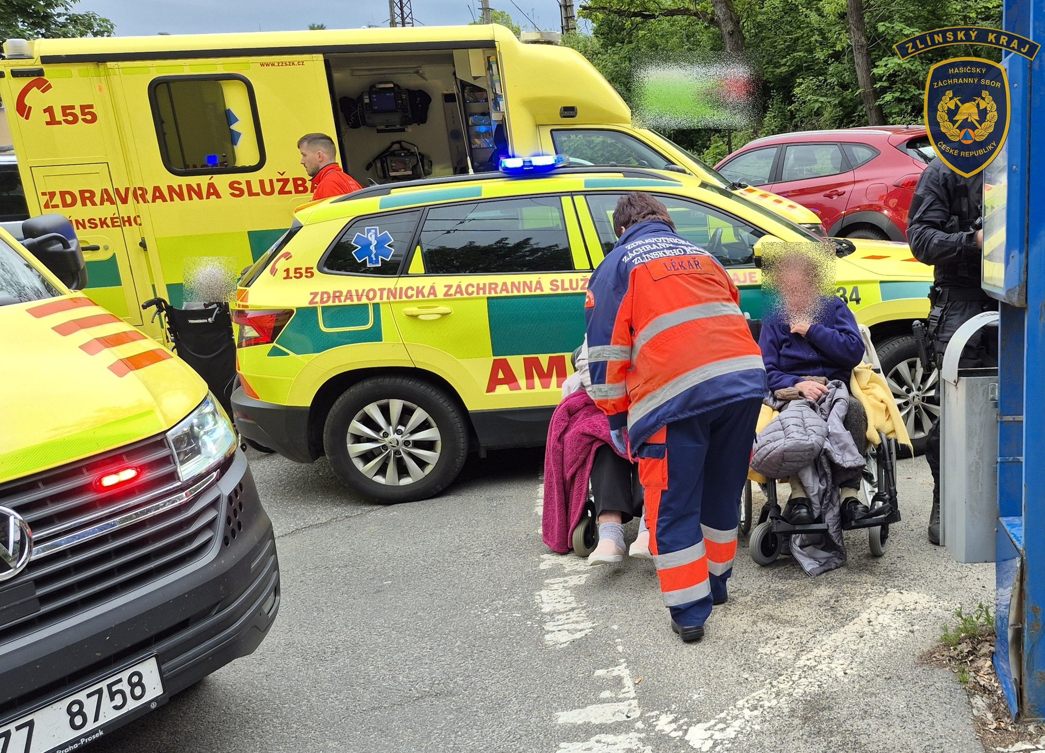 Autobus plný seniorů se ve Zlíně srazil s autem, sedm zraněných