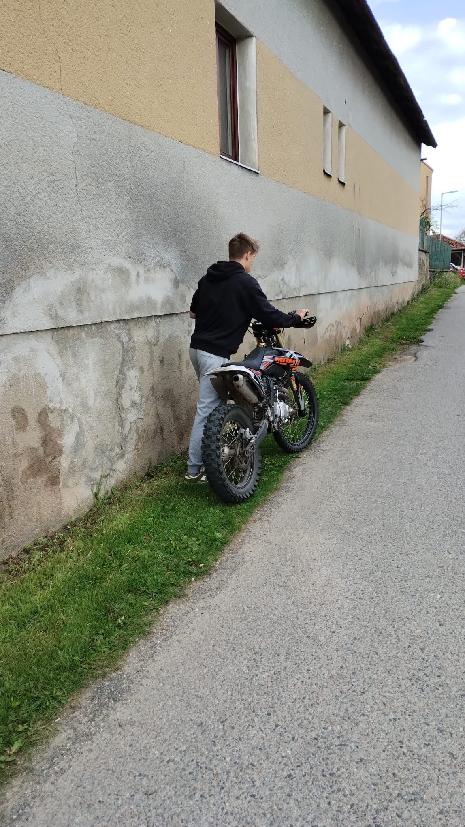 Motorkář srazil na Písecku cyklistu a ujel