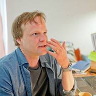 Věčně nestíhající scenárista David (Kryštof Hádek), otec třináctiletého Prokopa a nemluvněte, se chystá na výpravu se synem ve stresu z neúprosných termínů.