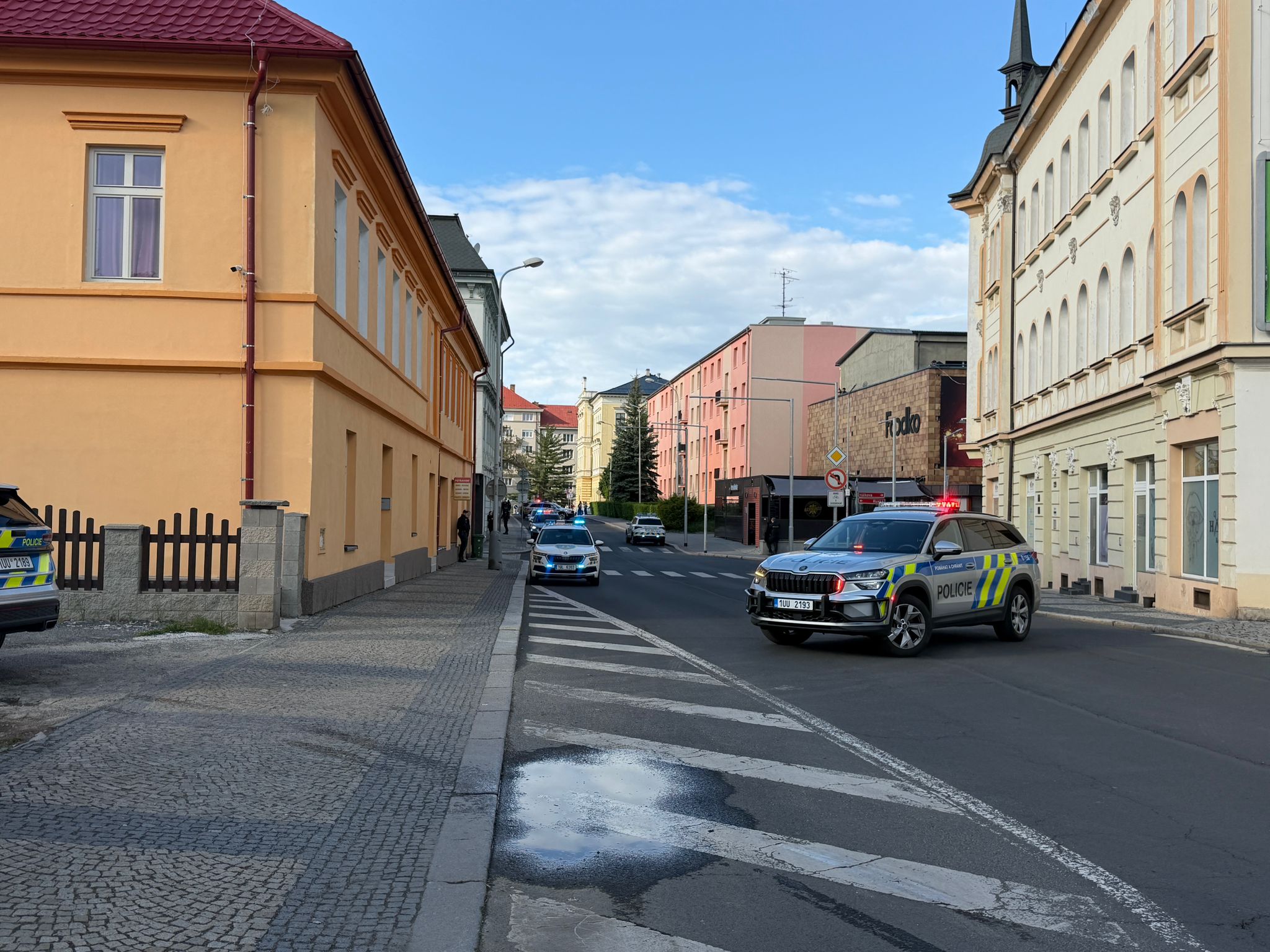 Muž s dlouhou zbraní se uzavřel v domě v Chomutově. Běžte od oken, vyzývá policie
