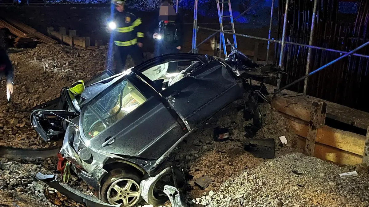 Smrtelná nehoda na D4. Auto spadlo z dálničního mostu