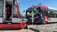 Čelní střet autobusu s tramvají v Praze. Patnáct zraněných, záchranka vyhlásila traumaplán
