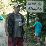 Petr Čtvrtníček, který ve filmu hraje majitele kempu, tedy člověka, jež rodinné půtky kempujících zažívá každou sezónu, si při natáčení v Českém ráji připadal jako doma.