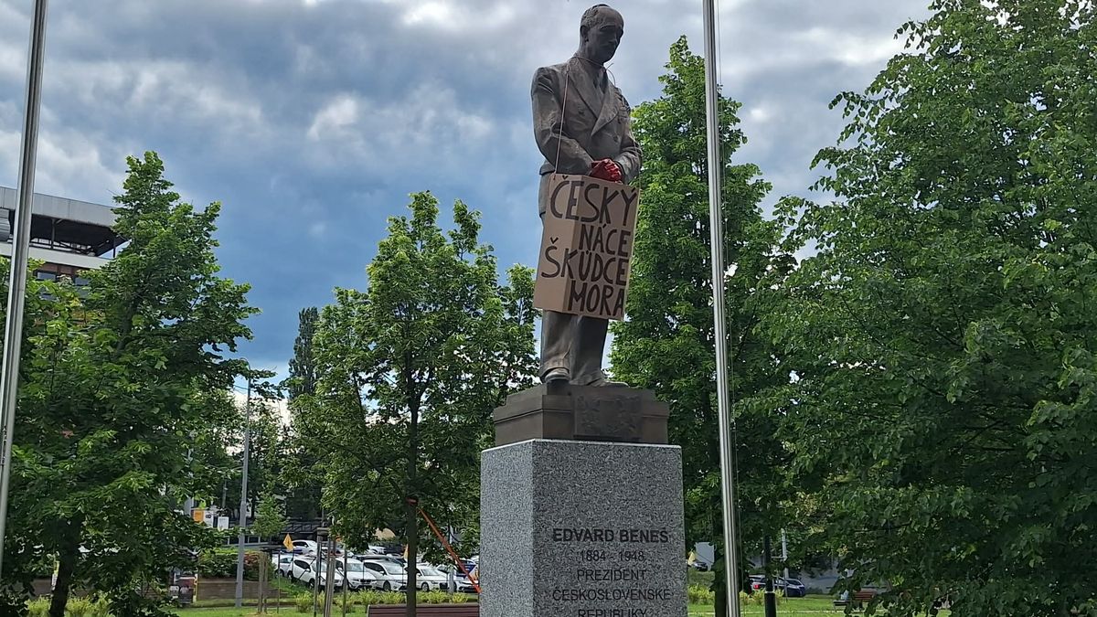 Aktivisté v Brně nabarvili soše prezidenta Beneše ruce na rudo