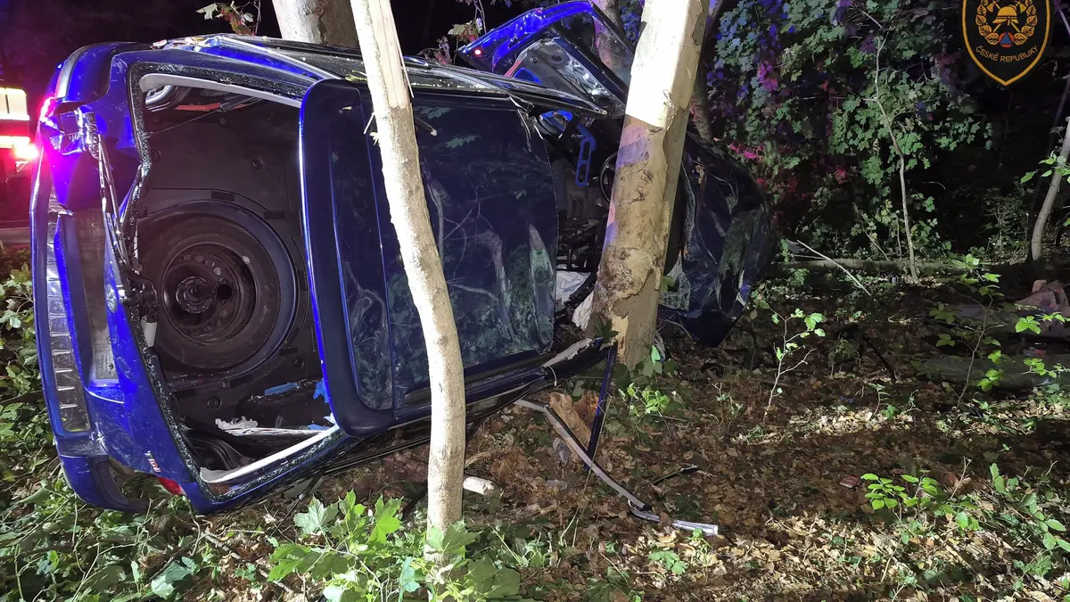 Na Uherskohradišťsku zemřel muž. S autem narazil do stromu