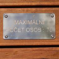Prkna z garapy, nosnost sedmdesát osob - to je údaj na jednom z postranních mol 