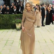 Zpěvačka Doja Cat v nude šatech