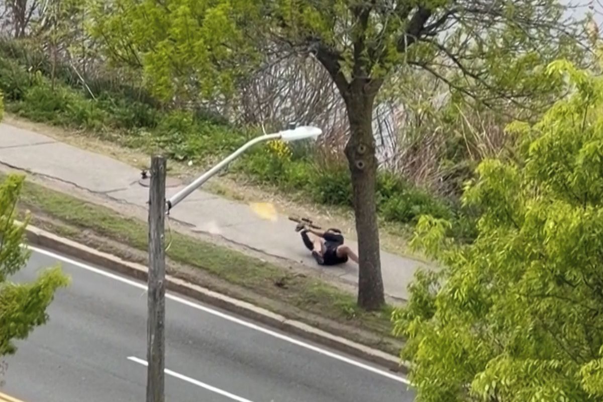 Američan střílel na rušné silnici u Bostonu po autech. Už dříve ho odsoudili za palbu na policisty