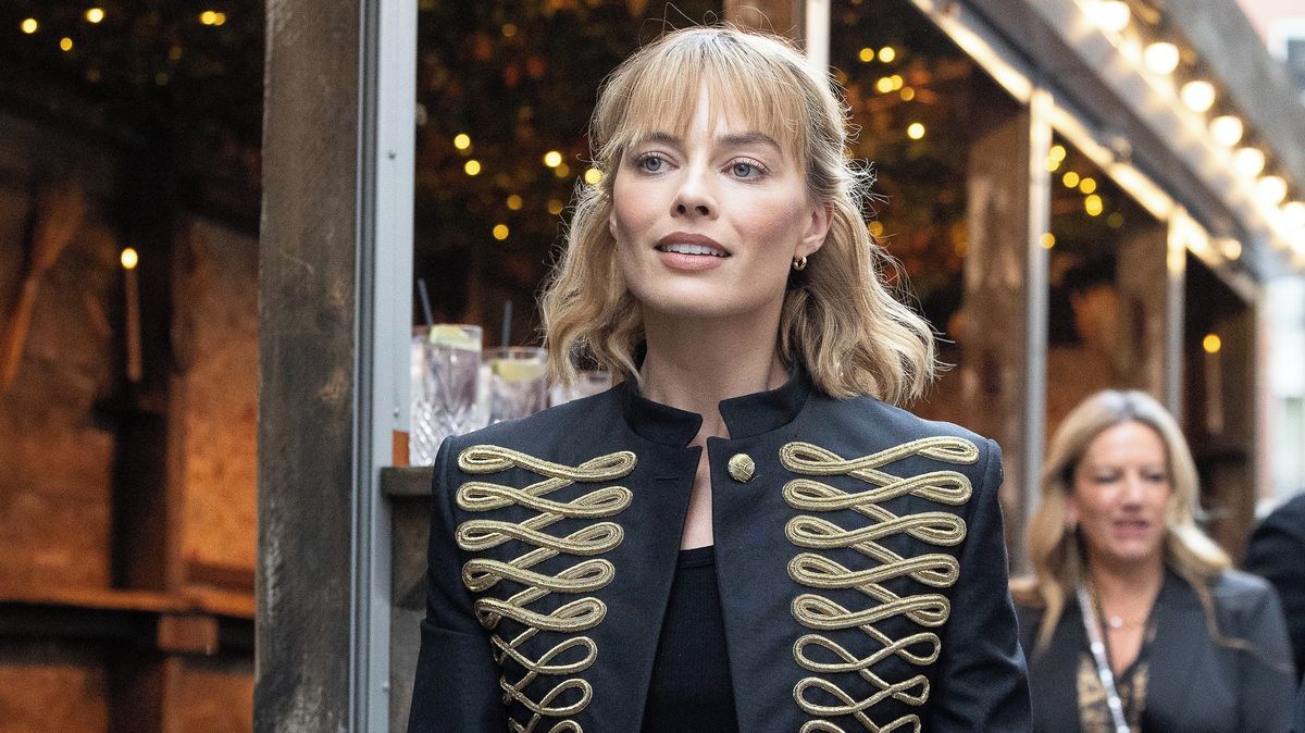Margot Robbie vynesla nejnovější módní trend: Sako v napoleonském stylu. Můžete ho mít i vy