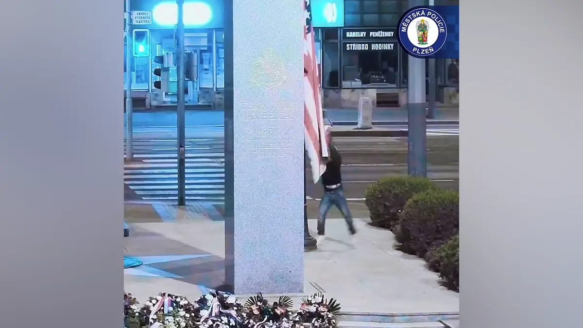 Vandal strhl vlajku z pomníku Díky, Ameriko! Pak vztyčil pravici