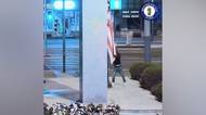 Vandal strhl vlajku z pomníku Díky, Ameriko! Pak vztyčil pravici