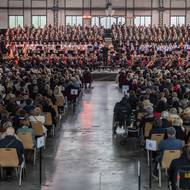 Zaplněné Trojhalí. Jen nástup jednotlivých sborů a orchestrů na scénu trval 15 minut. 