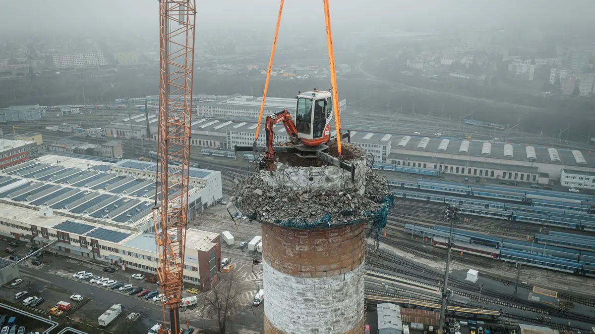 Konec šesté nejvyšší stavby Prahy. Komín vysoký 120 metrů v Michli už nestojí