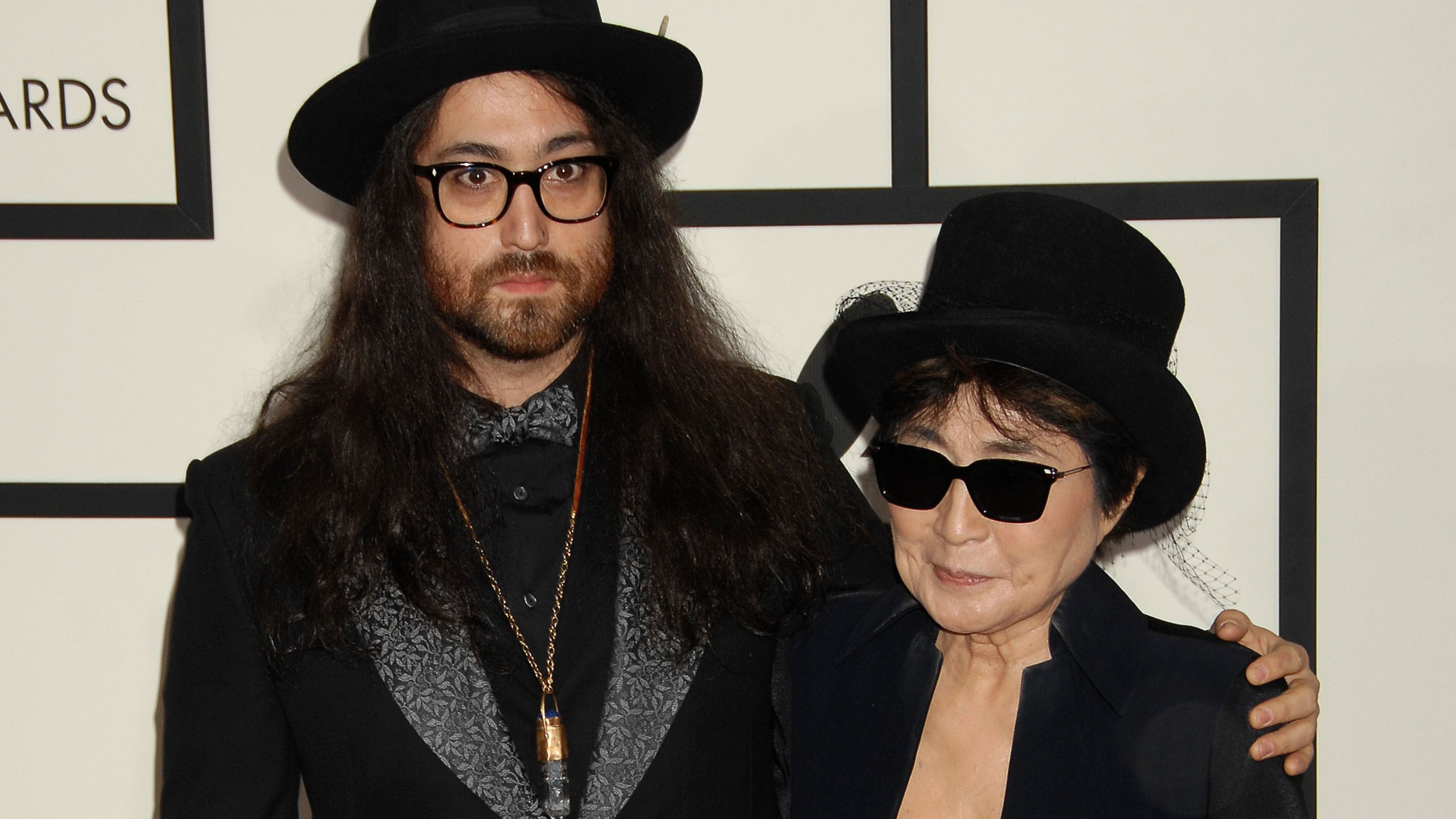Yoko Ono a Sean Lennon na udílení hudebních cen Grammy v Los Angeles v roce 2014