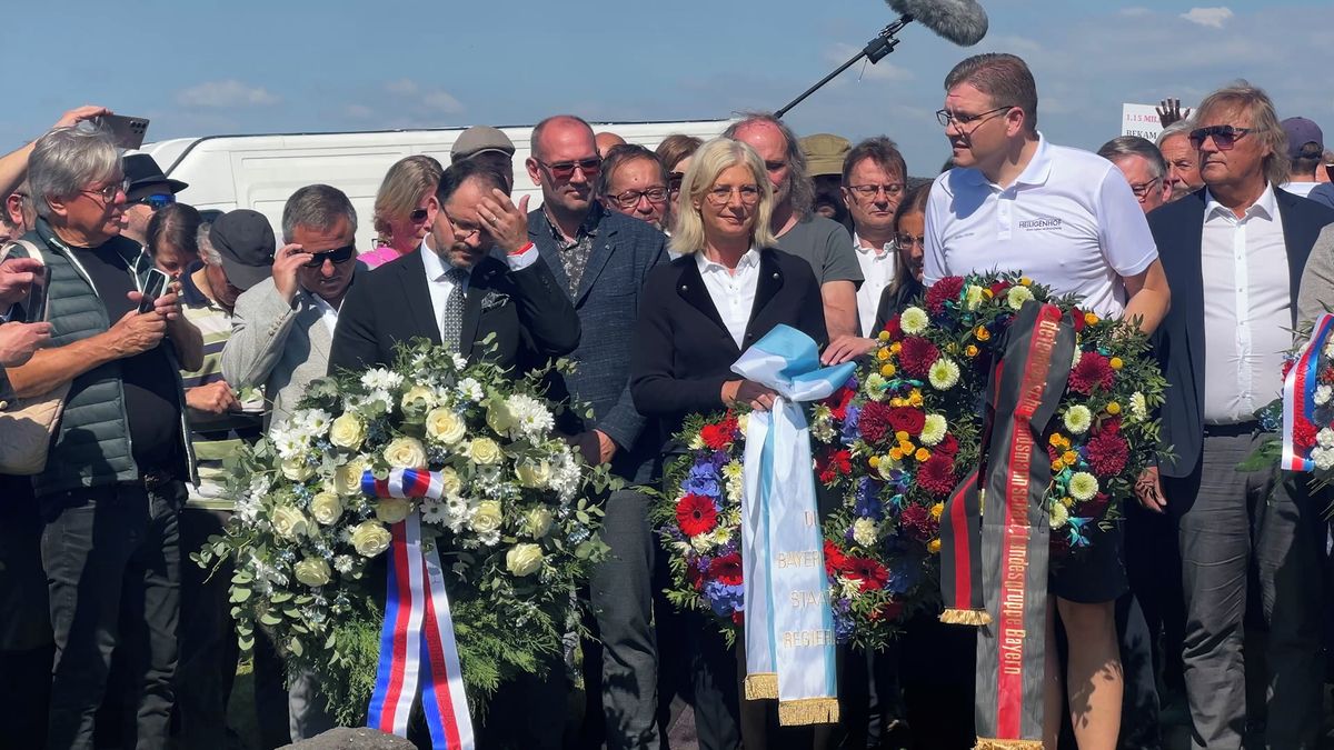 Brněnský pochod smrti si připomínají stovky lidí. Došlo na slovní potyčky i strkanice s odpůrci
