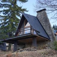 Chata od architekta Vladimíra Kalivody stojí v Makově.