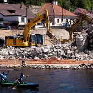 Nezvyklé panorama na začátku Českého Krumlova: bagry, suť a rekonstruovaný most. 