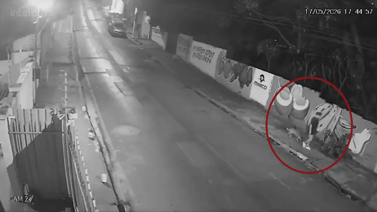 Brazilka se při venčení psa propadla na chodníku do kanalizační šachty. Zachytila to kamera