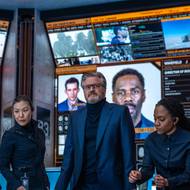 Den odhalení, režie Steven Spielberg. Herci Hettienne Parková, Colin Firth a Gabby Beansová.