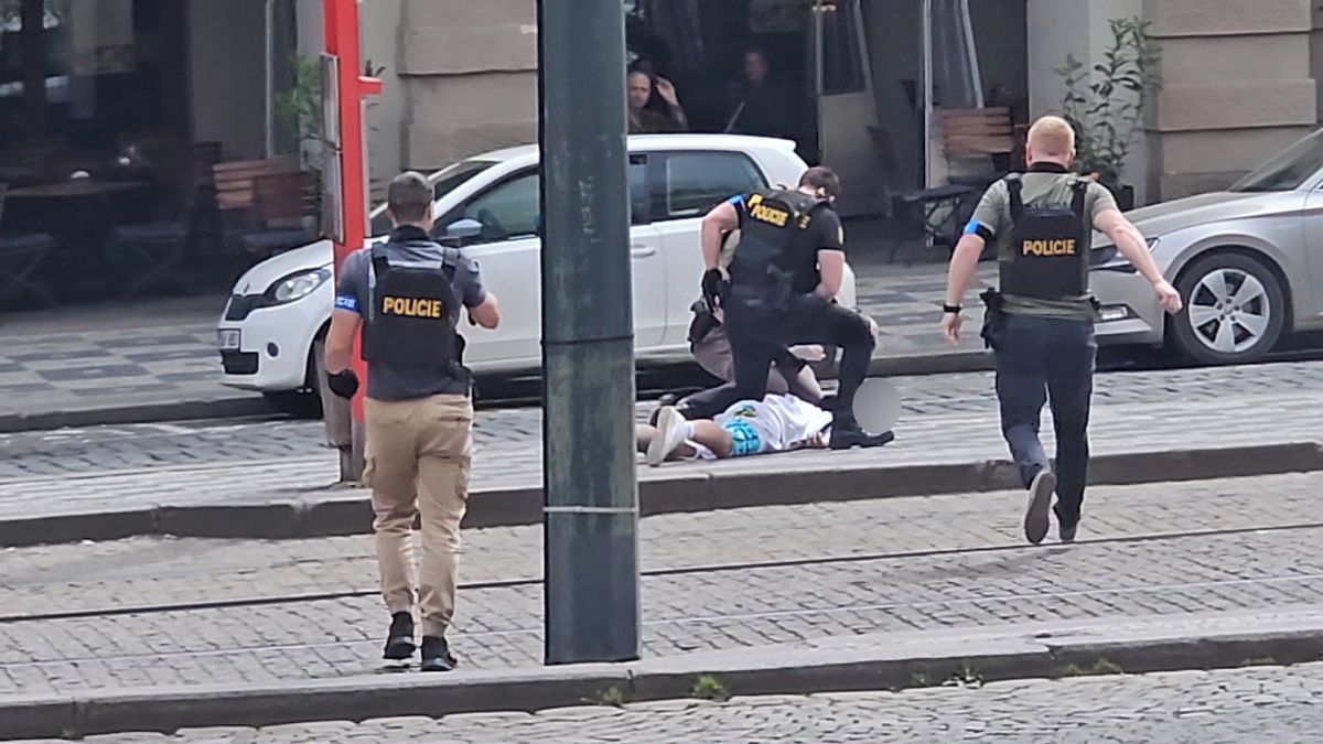 Policisté se omylem vrhli na mladíka v Praze, zatímco je tahal za nos falešný bankéř stojící opodál
