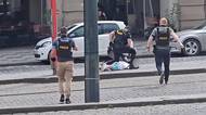 Policisté se omylem vrhli na mladíka v Praze, zatímco je tahal za nos falešný bankéř stojící opodál