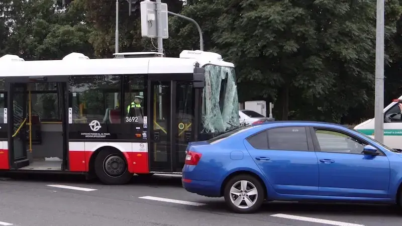Půlhodinová zpoždění autobusů v Praze 6 má vyřešit nový buspruh, je to jedno z nejhorších míst