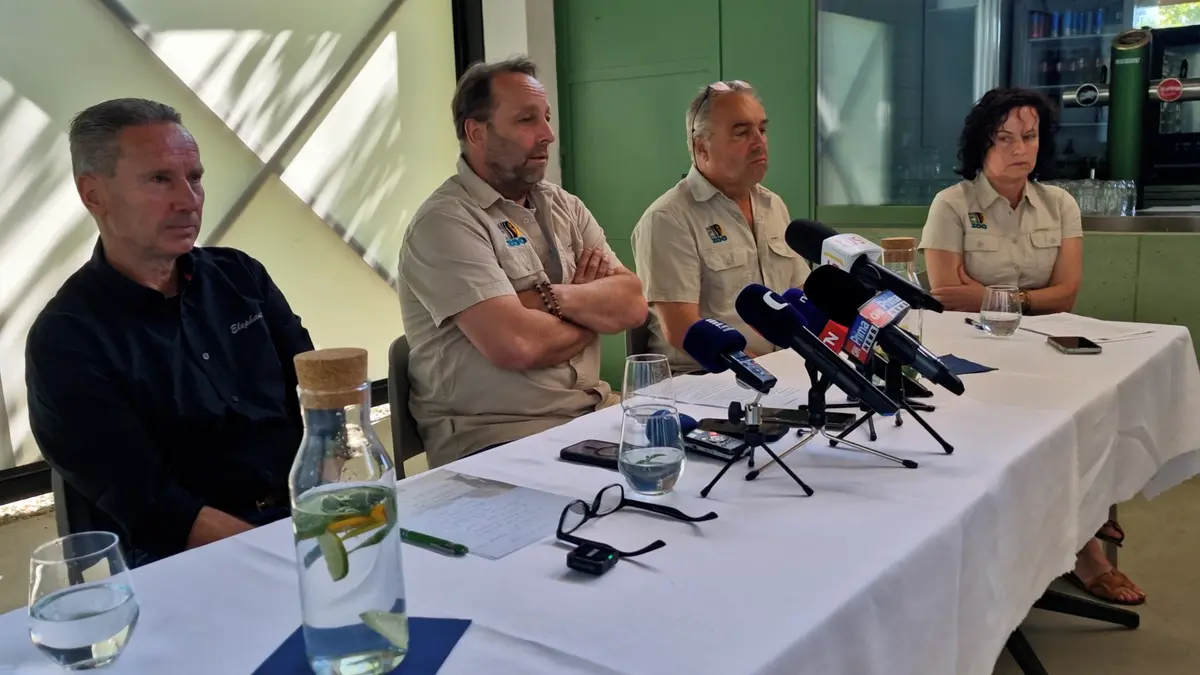 Smrt slonice ve Zlíně: Změna chování samce byla rychlá, Ulu začal tlačit a upadla