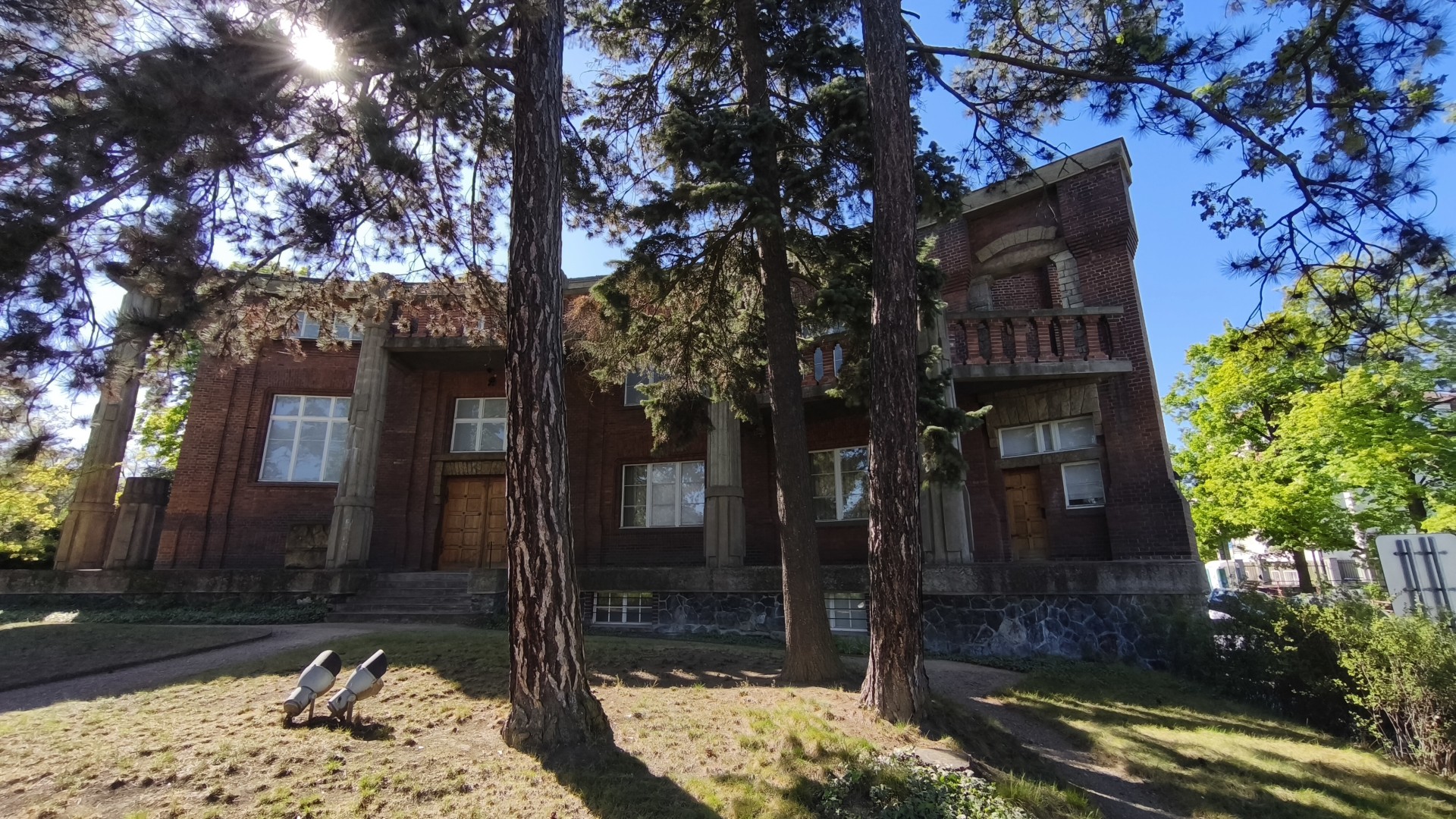 Bílkova vila upoutá zvenčí i zevnitř. Láká sbírkou práce secesního sochaře, architekta i mystika