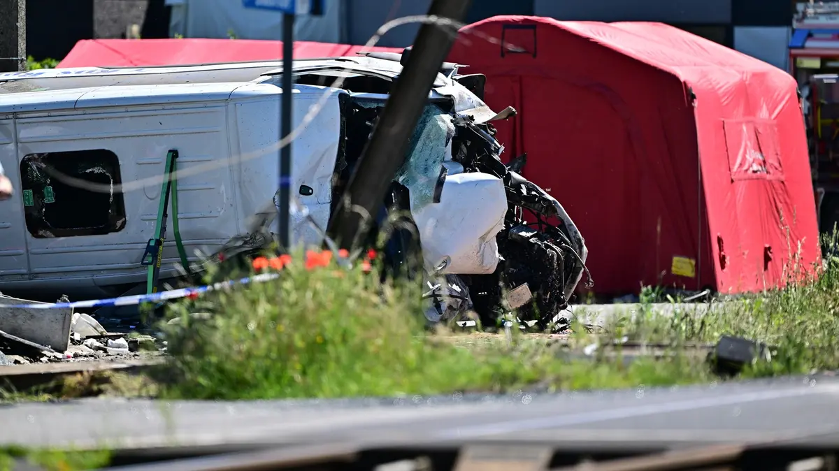 V Belgii se srazil školní autobus s vlakem, na místě jsou mrtví a zranění