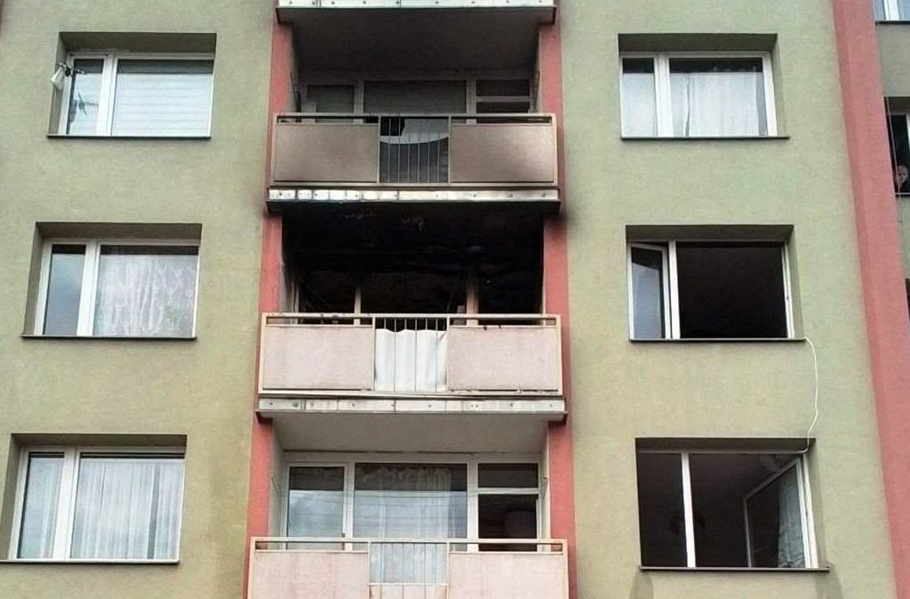 Požár vyhnal obyvatele paneláku na Litoměřicku, jeden z nich skončil v nemocnici