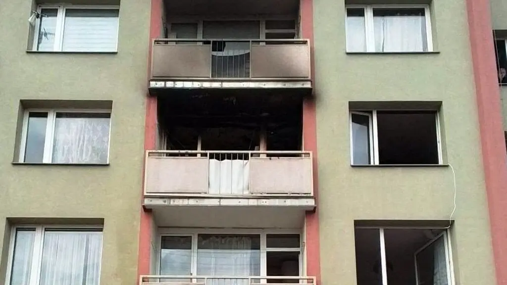 Požár vyhnal obyvatele paneláku na Litoměřicku, jeden z nich skončil v nemocnici