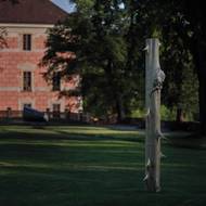 Zámek Bechyně; dílo s názvem Megaflora od umělkyně Alice Channer.