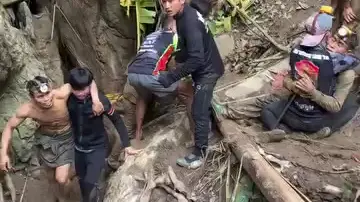 Pět vesničanů bylo zachráněno ze zatopené jeskyně v Laosu, dva muži jsou stále nezvěstní