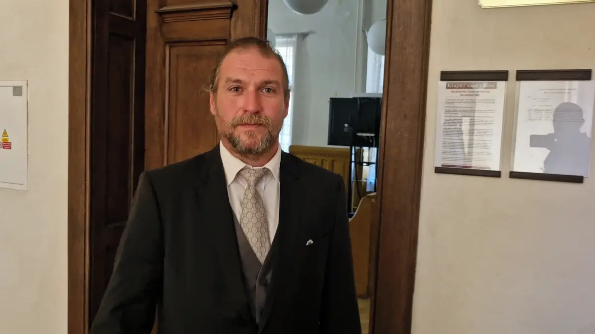 Chovatel koní znásilnil tři teenagerky, dostal šest let. Lhářky, řekl po soudu