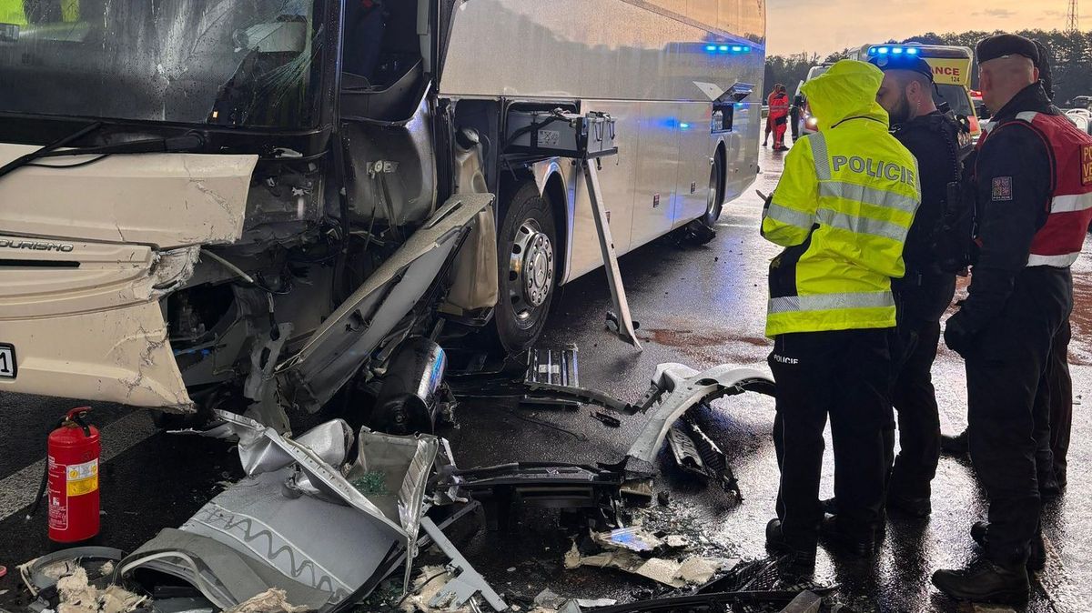 Na Českobudějovicku se srazilo auto s autobusem. Více než deset zraněných