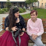 Fotografka Barbora Fait s klientkou domova.