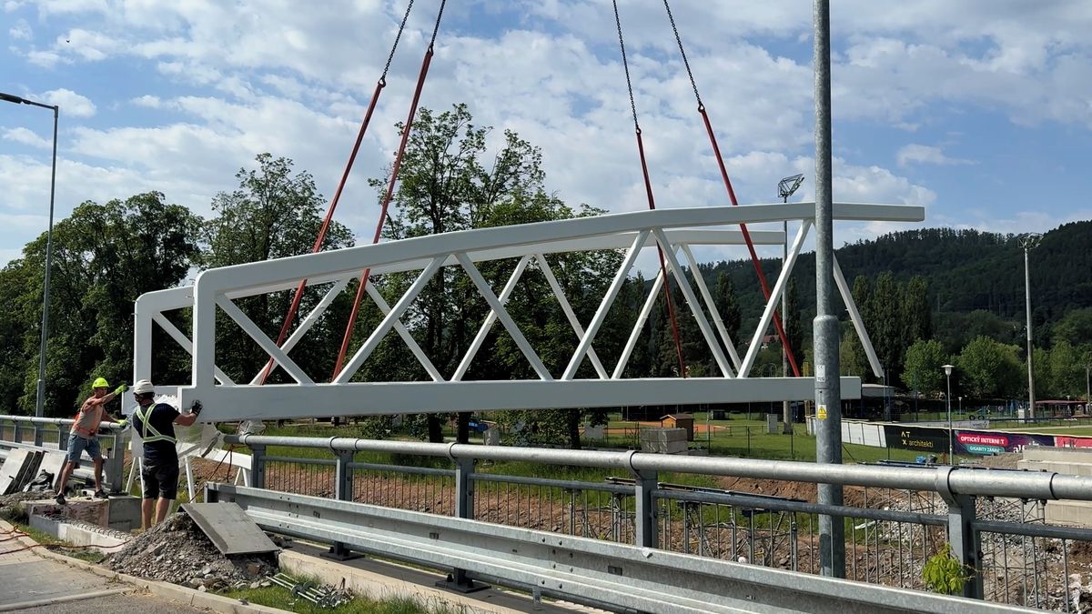 V Blansku začala montáž téměř čtyřicetimetrové lávky přes řeku Svitavu