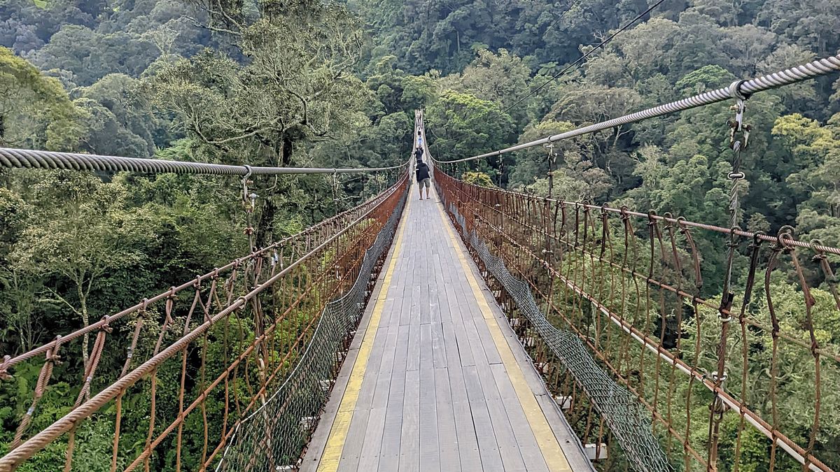 Dva Rakušané zahynuli v Indonésii. Propadli visutým mostem, když se usmívali do kamery