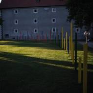 Zámek Bechyně; instalace Rolanda E. Kuita v zámeckém parku