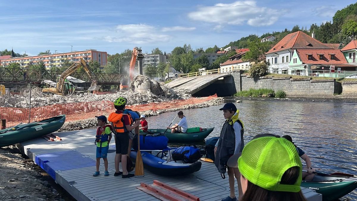 Vodáci tahají v Krumlově lodě kolem bagrů. Občas zabloudí mezi auta