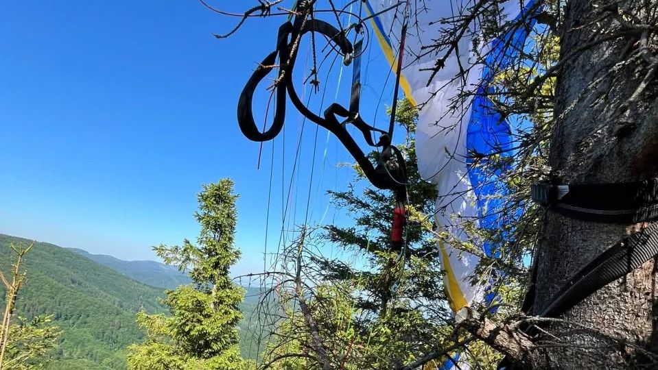 Dva paraglidisté uvízli v Beskydech na stromech. Zachraňovala je horská služba