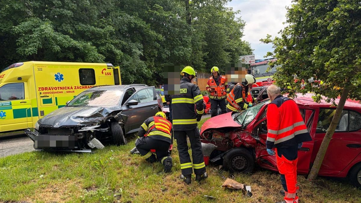 Šest zraněných při nehodě na jihu Čech. Žena je v kritickém stavu