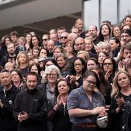 Demonstrace spolku Veřejnoprávně proti rušení koncesionářských poplatků před budovou české televize.