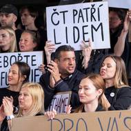 Demonstrace spolku Veřejnoprávně proti rušení koncesionářských poplatků před budovou české televize.